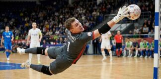 вратарь в мини-футболе в момент сейва