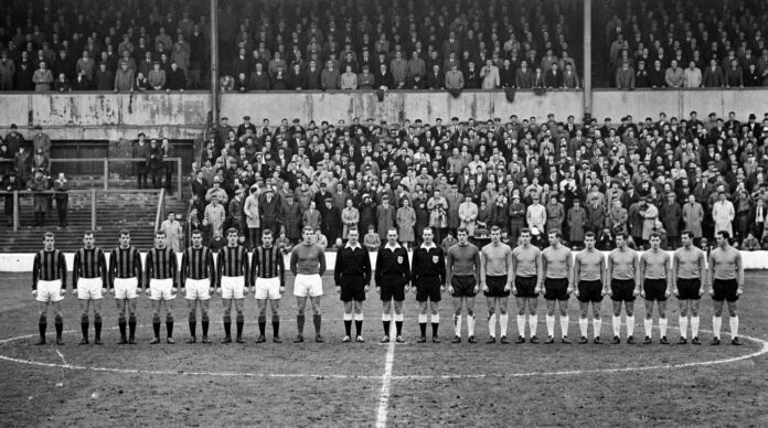 Кубок ярмарок — европейский турнир 1955–1971 годов Чёрно-белый кадр европейского футбола 1960-х: команда на поле перед матчем