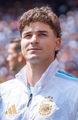 Хулиан Альварес, футболист, родился 31 января